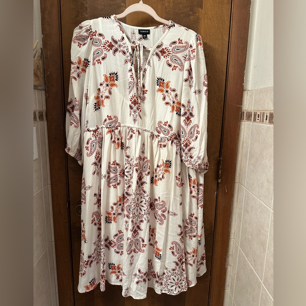 NWOT Torrid White and Red Paisley Dress Size 00 (Medium 10)
